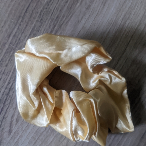 Golden peachy scrunchie set! - Picture 4 of 6